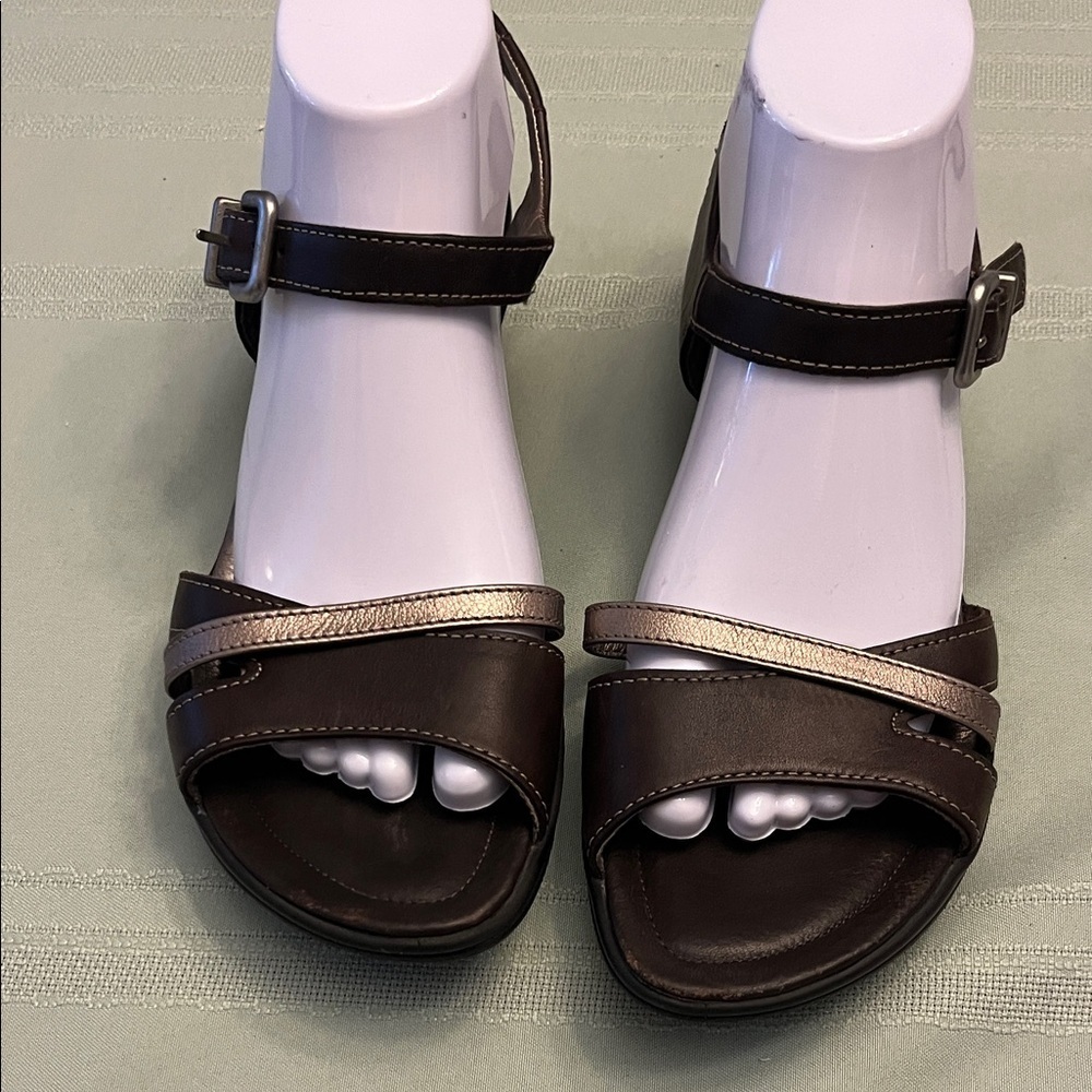 Ecco Women's Brown and Gold Sandals size 9.5